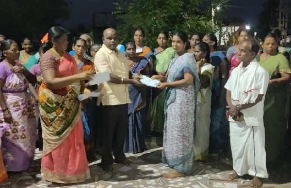 கிள்ளை பேரூராட்சியில் நகர்ப்புற வேலை வாய்ப்புத் திட்டத்தின் கீழ் தொழிலாளர்களுக்கு அடையாள அட்டை வழங்கினார்!